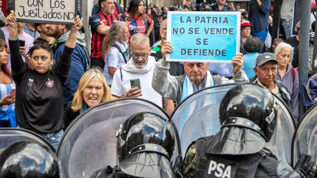 La CGT se pliega a la usual marcha de jubilados de los miércoles y la ministra de Seguridad, Patricia Bullrich, amenaza con aplicar el protocolo antipiquete.