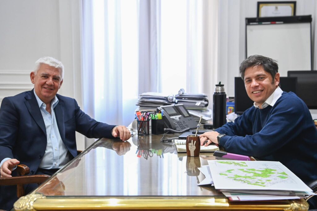 El diputado Alejandro Dichiara y el gobernador Axel Kicillof en 2024, previo a que se profundice la interna en UxP.