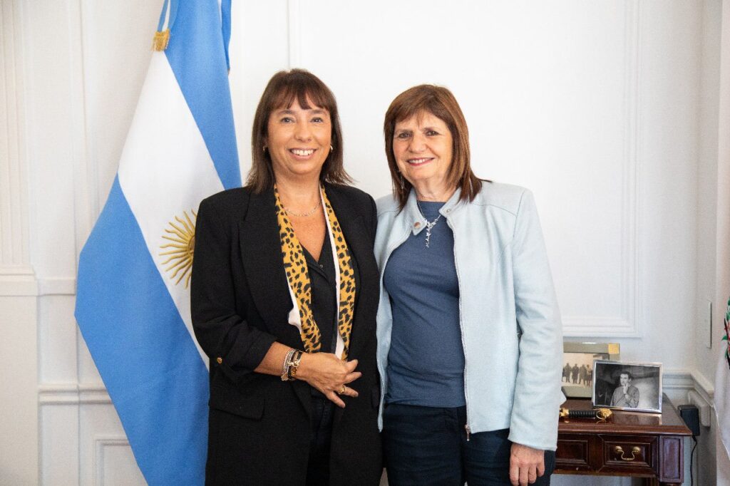 Florencia Barcia junto a Patricia Bullrich.