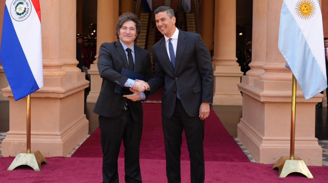 El presidente Javier Milei mantuvo una reunión con su par de Paraguay, Santiago Peña, y acercaron posiciones en la previa de la cumbre del MERCOSUR.