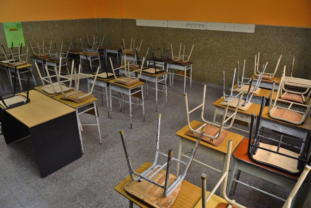El paro de la CGT afecta a los servicios esenciales, el transporte ferroviario en el AMBA, y las escuelas en todo el país.