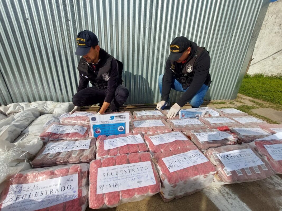 Prefectura destruyó más de dos toneladas de alimentos vencidos hallados en depósitos de organizaciones sociales.