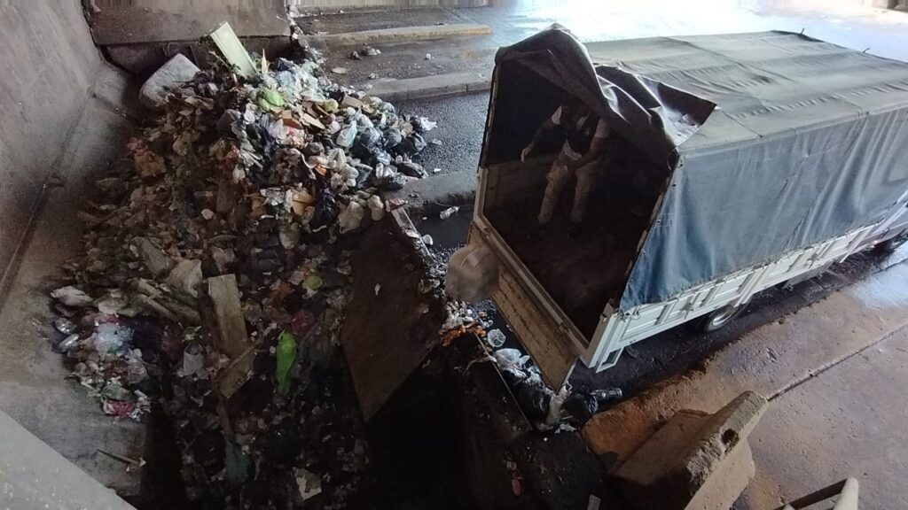 Durante los allanamientos, Prefectura encontró más de 3.500 kilos de alimentos vencidos y 104.000 unidades de comida que no habían sido distribuidas por las organizaciones sociales.