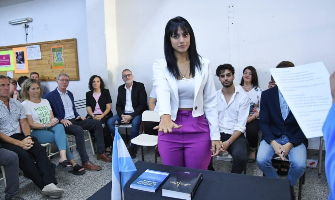 La consejera escolar de Bahía Blanca, la libertaria Fiorella Damiani, este jueves fue detenida por haber denunciado falsamente a dos hombres de abusarla.