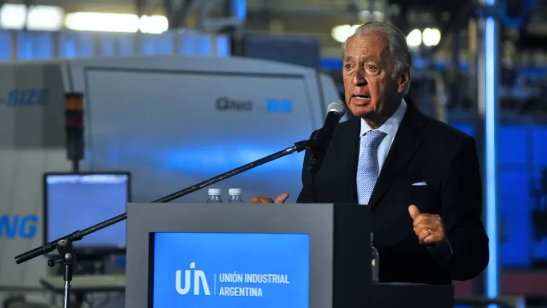 El titular de la UIA, Daniel Funes de Rioja demandó que la devaluación no alcanza y pidió reformas para recuperar la competitividad.