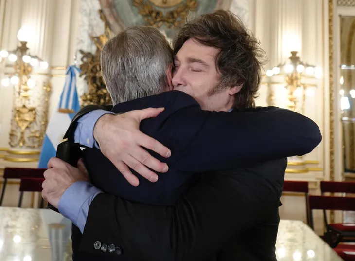 Javier Milei junto a Luis Caputo, el otro protagonista de la jornada económica del Gobierno.