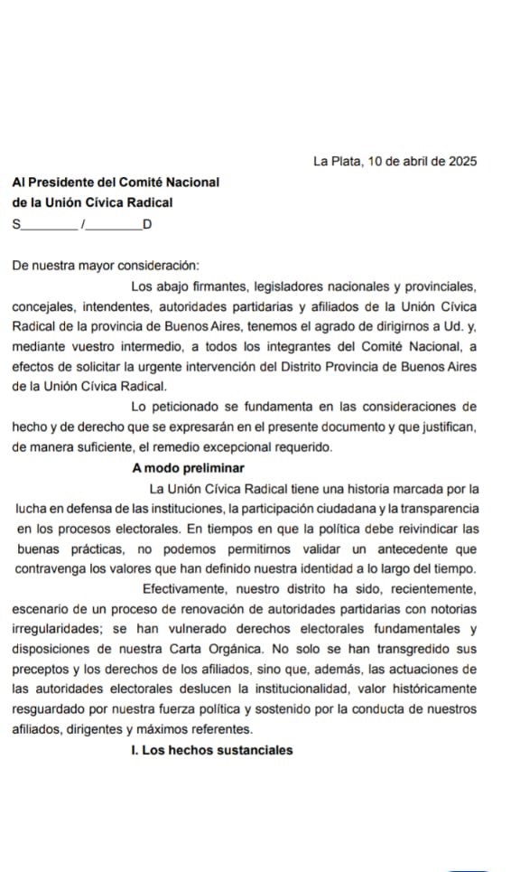 Tras el fallo de la Justicia, dirigentes radicales le reclamaron al presidente del partido la intervención de la UCR bonaerense.