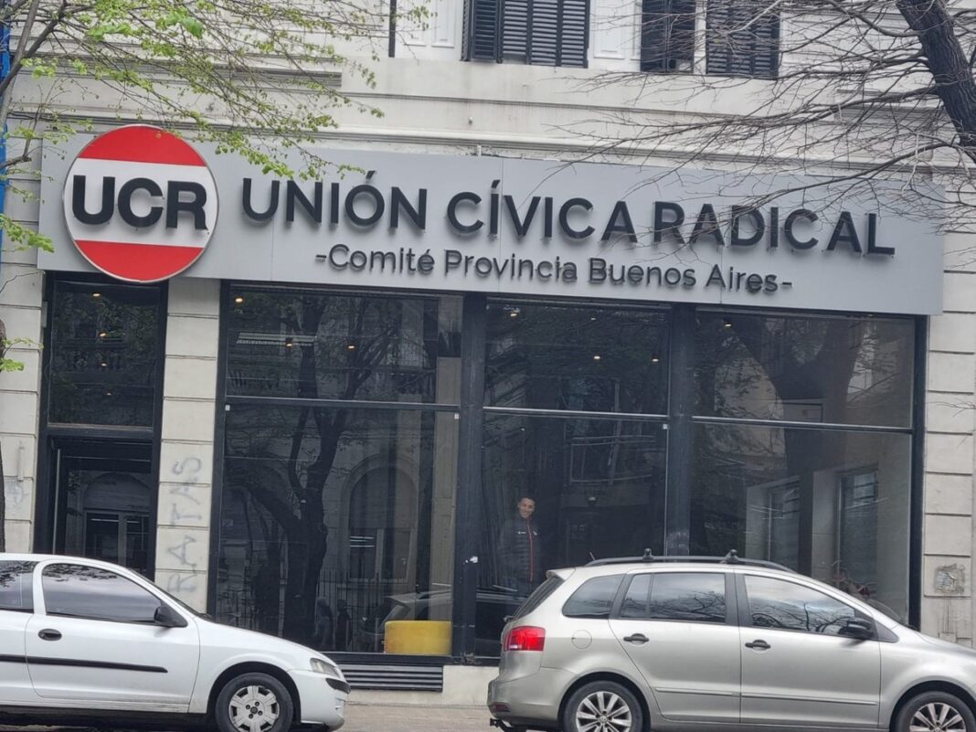 Tras el fallo de la Justicia, en el que se detectaron irregularidades en la elección, dirigentes radicales le reclamaron al presidente del partido la intervención de la UCR bonaerense.
