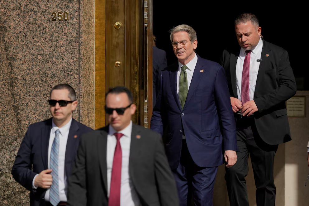 El secretario del Tesoro de Estados Unidos (EE.UU), Scott Bessent, cruzando desde el Ministerio de Economía a la Rosada.