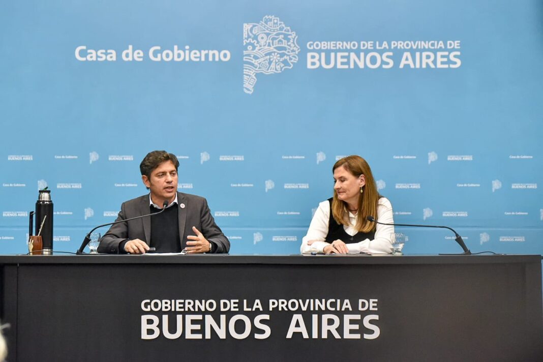 El gobernador Axel Kicillof, encabezó el acto de firma de promulgación de la ley que introduce cambios al registro de deudores alimentarios morosos.
