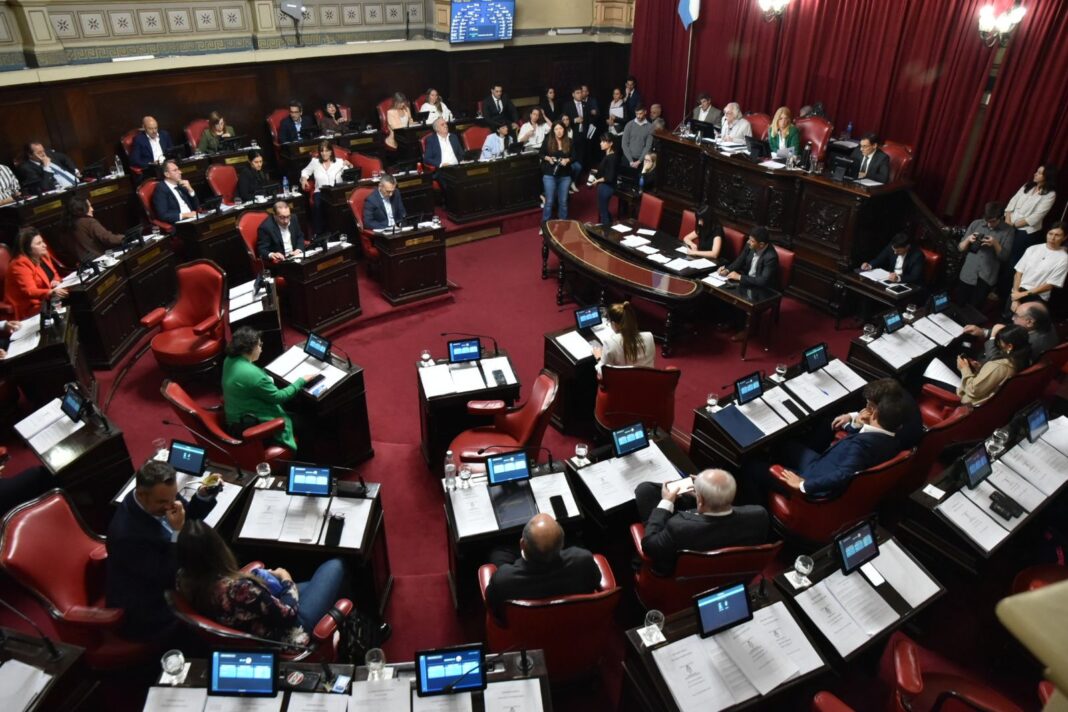 El Senado bonaerense encara su sesión para suspender las PASO, con el acuerdo entre Axel Kicillof y Cristina Kirchner de fondo. Cómo votarán los bloques.