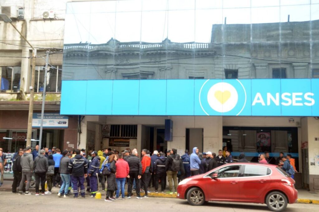 Despidos en Olavarría: La protesta partió desde el Palacio Municipal y llegó hasta la sede local de la ANSES, para hablar con su titular, Celeste Arrouxet.