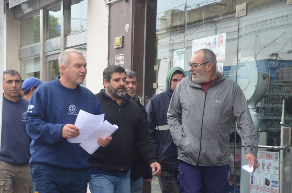 Los dirigentes sindicales entregaron un documento que detalla el impacto de la “desindustrialización” en el entramado económico de Olavarría.
