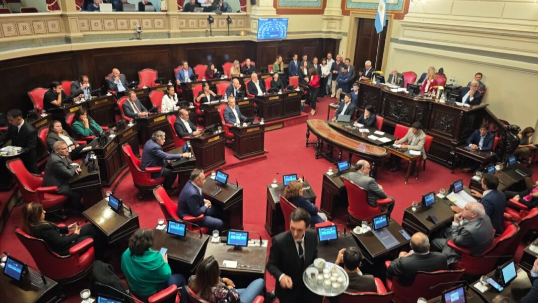 El kirchnerismo presentó en el Senado bonaerense un proyecto para permitir la reelección indefinida de legisladores y concejales.
