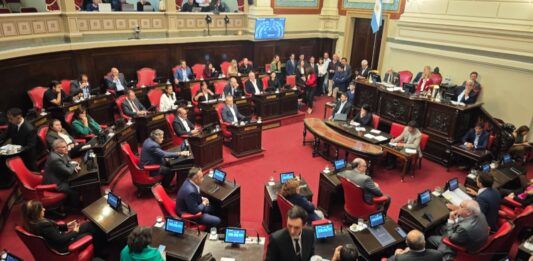 El kirchnerismo presentó en el Senado bonaerense un proyecto para permitir la reelección indefinida de legisladores y concejales.