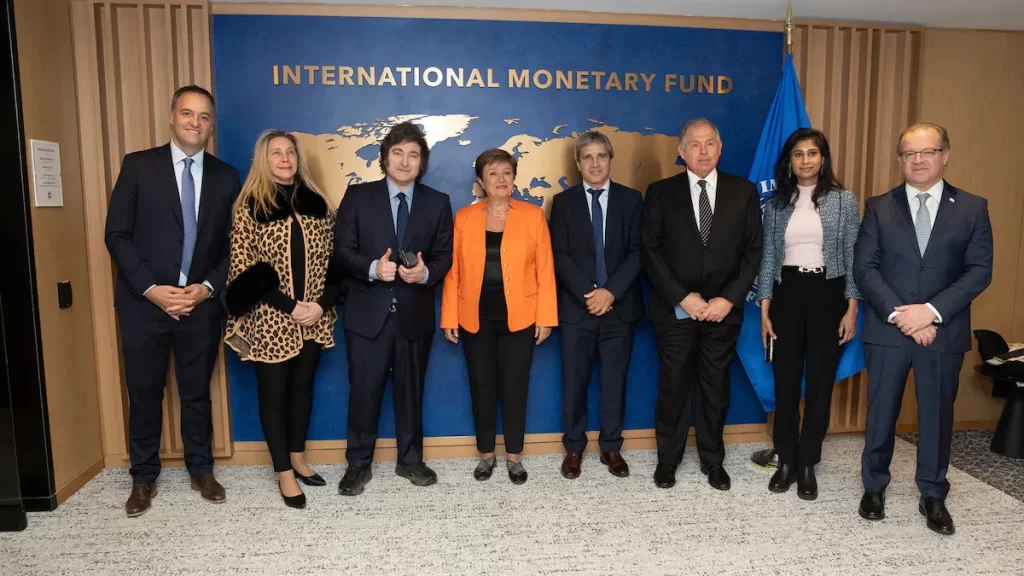 La proyección más extendida indica que el gasto público habría crecido en torno al 15%, sin que los ingresos acompañaran en igual proporción.
