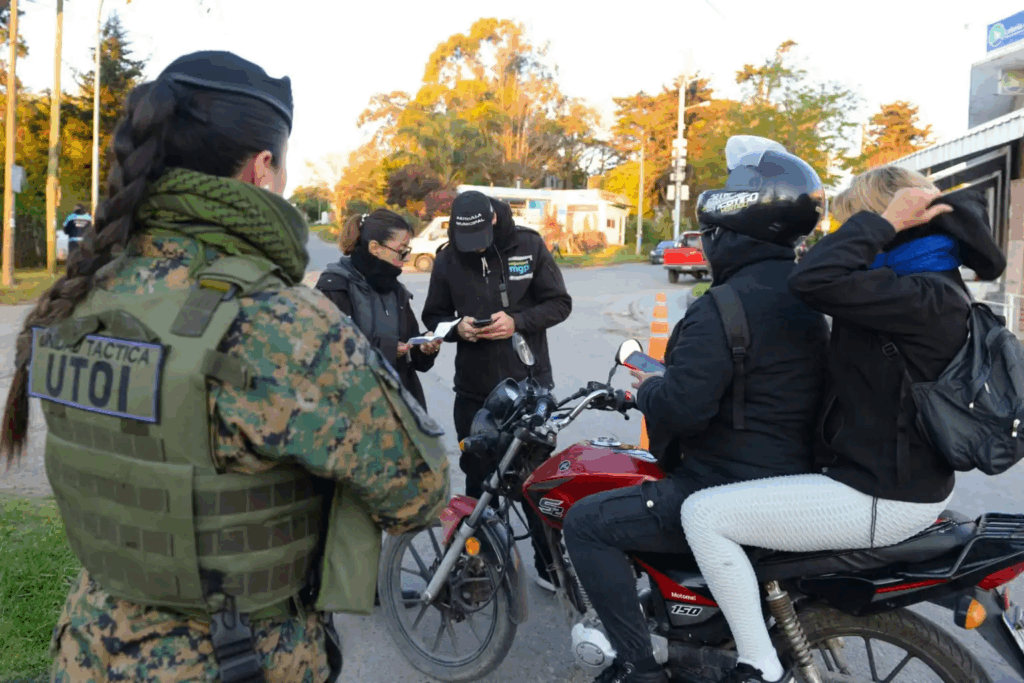 El ministro de Seguridad, Javier Alonso, defendió el proyecto que restringe la circulación de dos personas en una moto.

