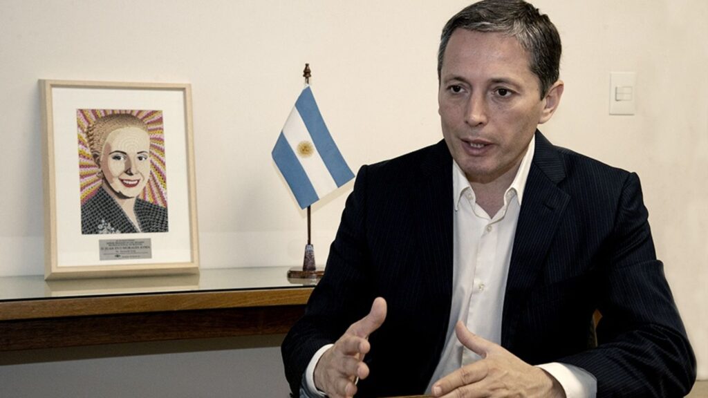 El intendente peronista alejado del kirchnerismo, Fernando Gray, es uno de los que lidera la encuesta.
