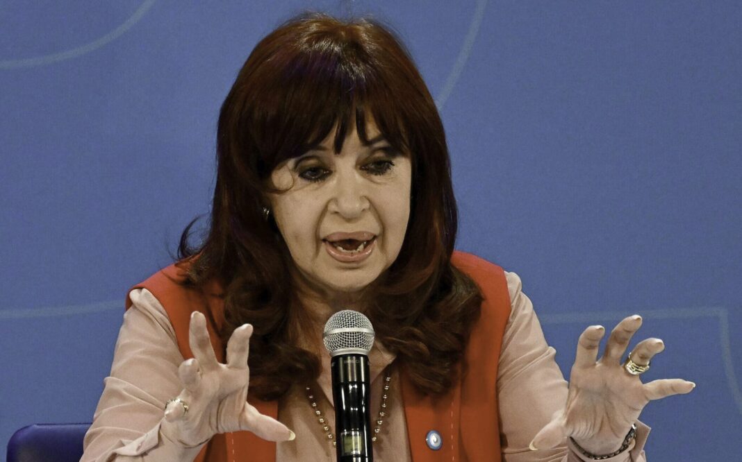 Cristina Kirchner defendió los logros del peronismo, criticó el rumbo económico actual y denunció proscripción política sin nombrar a Milei.