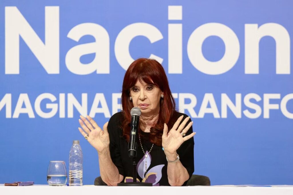 La expresidenta Cristina Kirchner cuestionó a Javier Milei por celebrar el nuevo desembolso del FMI y lo acusó de facilitar el ingreso de capitales especulativos.