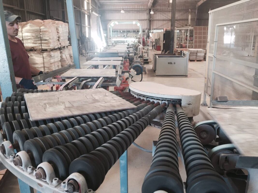 La empresa bonaerense Cerámica Cortines, ubicada en Luján, evalúa una reducción de su planta en torno al 40% ante la escasez de ventas.