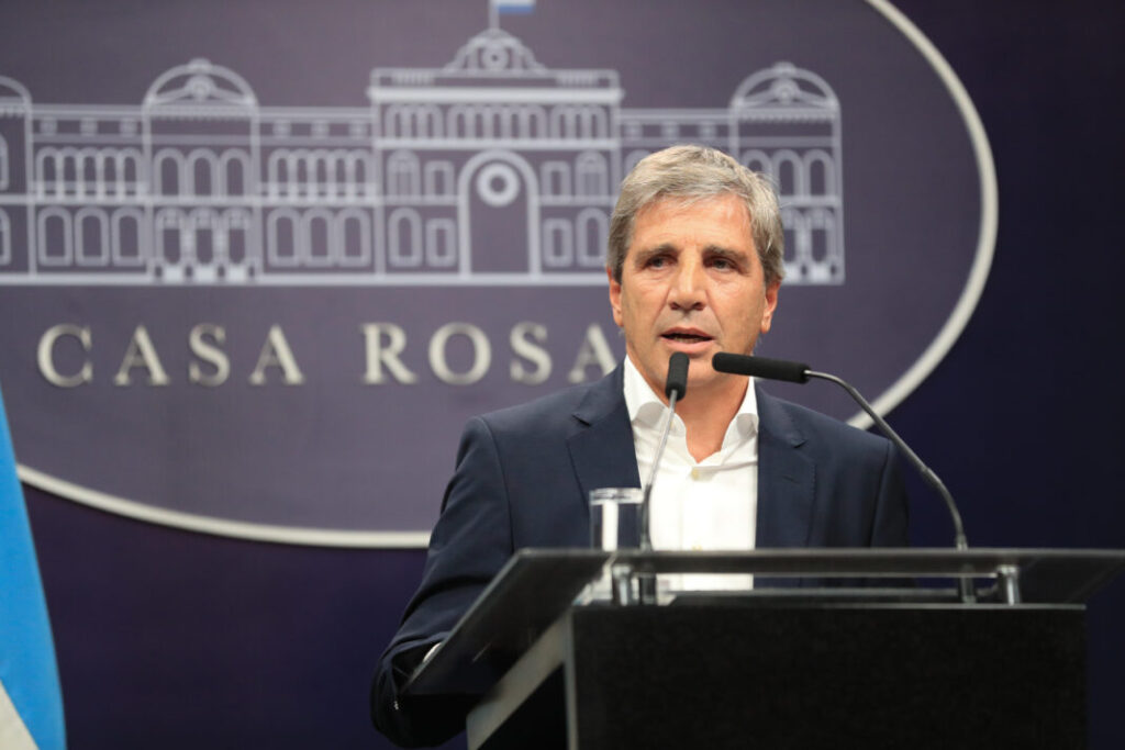 El ministro de Economía, Luis Caputo, respaldó a los supermercados que no aceptaron los productos con subas de precios del 9%.