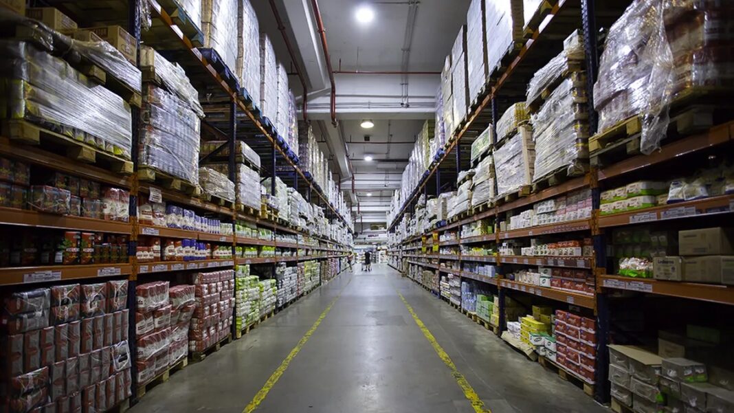 Por la estabilización del dólar, tras la salida del cepo, supermercadistas frenaron los aumentos de hasta el 12% previstos para mayo. Todos los detalles.