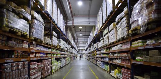 Por la estabilización del dólar, tras la salida del cepo, supermercadistas frenaron los aumentos de hasta el 12% previstos para mayo. Todos los detalles.