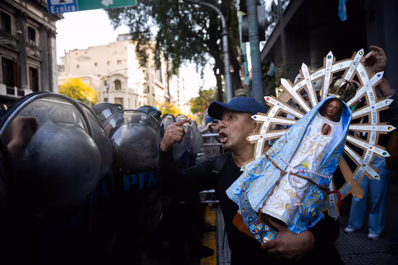 Como todos los miércoles, efectivos de las fuerzas de seguridad reprimieron a quienes participaron de la marcha de jubilados. Hasta el momento hay un detenido.