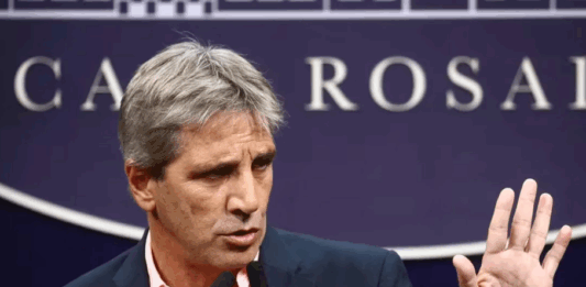 Luis Caputo cruzó las advertencias de devaluación tras la apertura de los mercados y a una semana del fin del cepo cambiario.