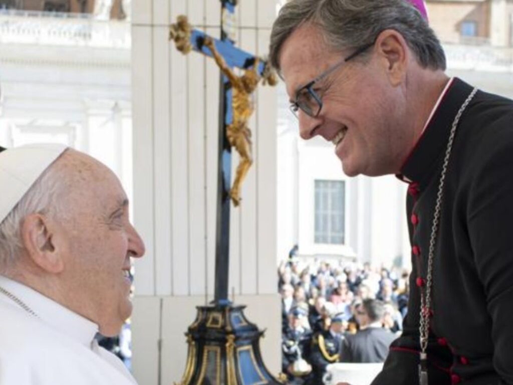El arzobispo de Buenos Aires, Jorge García Cuerva, durante una de sus visitas al papa Francisco.