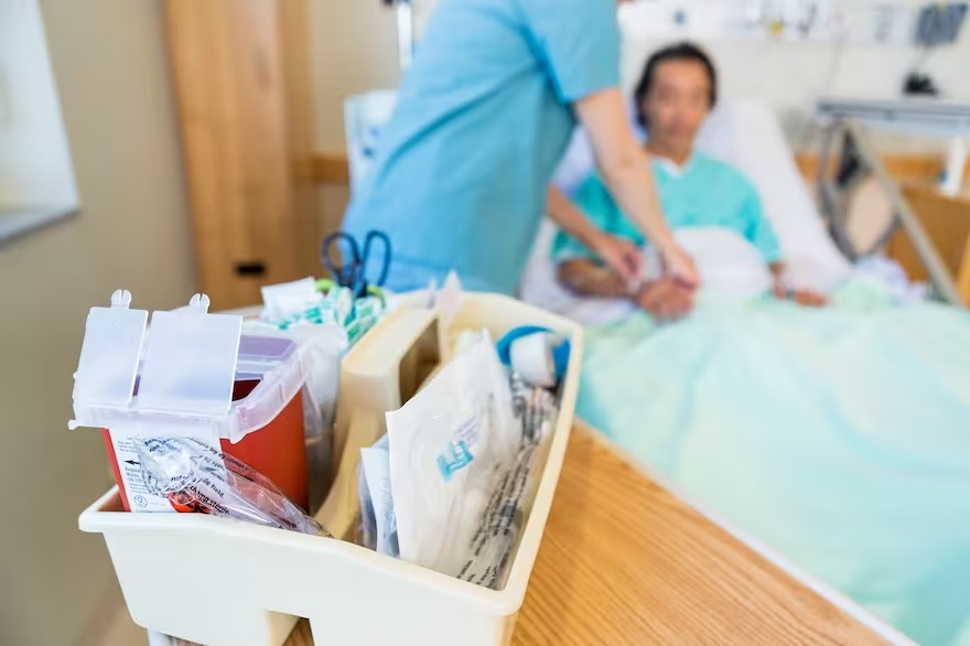 El cambio normativo no se aplica a medicamentos y sólo alcanzará solamente a insumos como gasas, catéteres, hilos de sutura, jeringas, agujas, implantes, prótesis y otros dispositivos médicos.
