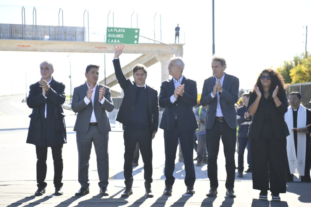 El Gobierno bonaerense y la Municipalidad de La Plata inauguraron la bajada de la Avenida 520 en la Autopista Buenos Aires - La Plata.