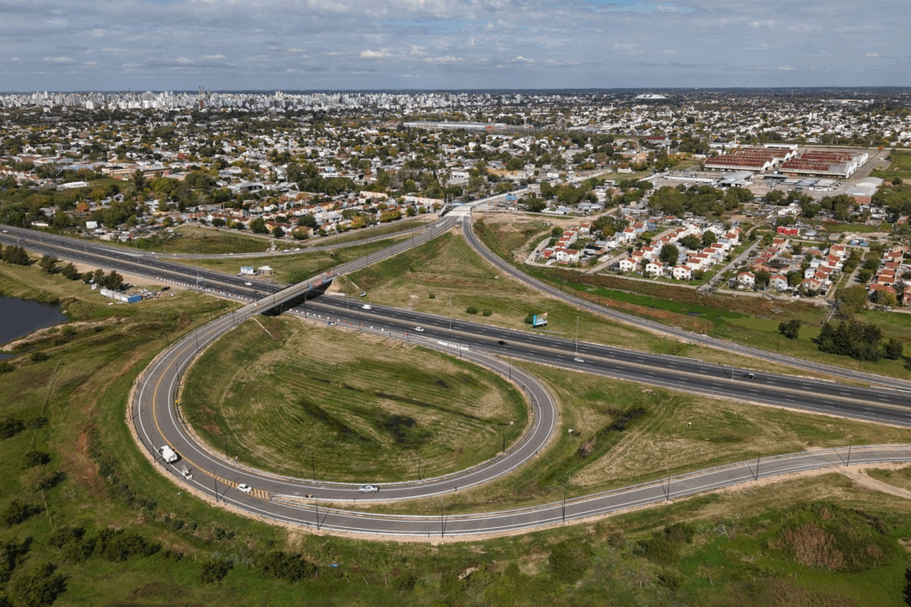 El gobernador Axel Kicillof y el intendente Julio Alak inauguraron una nueva bajada de la Autopista Buenos Aires - La Plata.