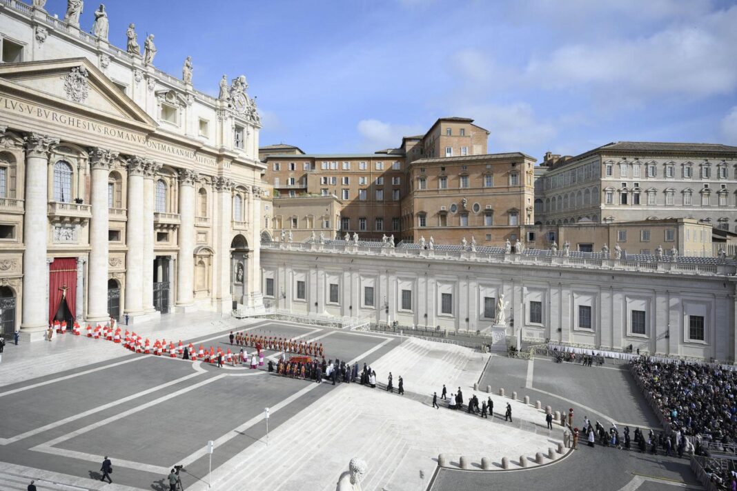 Los restos del papa Francisco fueron trasladados desde la residencia Santa Marta hasta la Basílica de San Pedro.