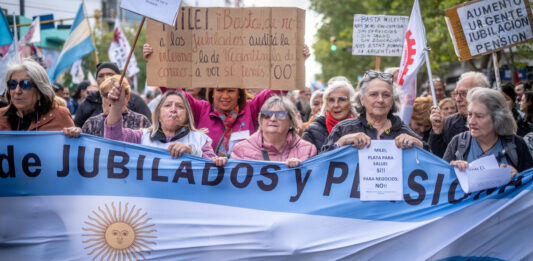 Jubilados y pensionados marcharán esta tarde a Plaza de Mayo, acompañados por organizaciones sociales y las centrales sindicales.
