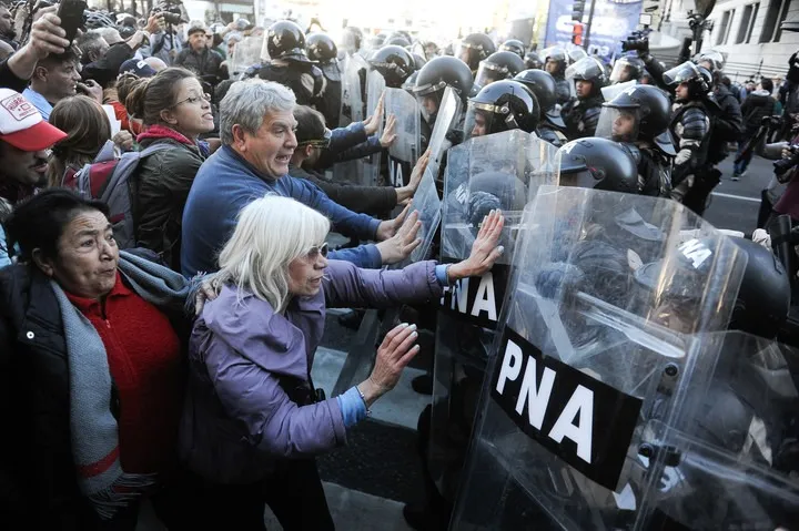 Pese a la aplicación del protocolo antipiquetes, los jubilados mantienen la convocatoria de hoy, con apoyo del Polo Obrero. 