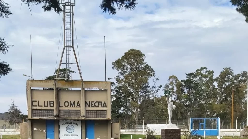 El club Loma Negra afrontar indemnizaciones millonarias por despidos laborales, y abren la puerta al posible cierre de la institución deportiva. 