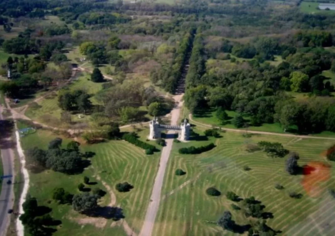 El diputado peronista Ariel Archanco presentó un proyecto para cambiarle el nombre a un histórico parque de La Plata, para que vuelva a su nomenclatura original.