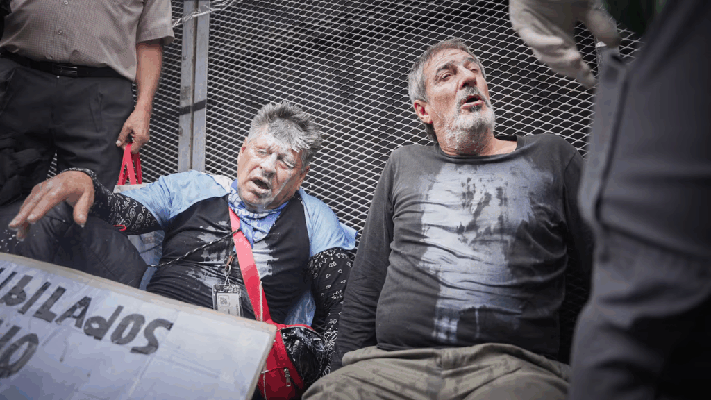 Como todos los miércoles, efectivos de las fuerzas de seguridad reprimieron a quienes participaron de la marcha de jubilados