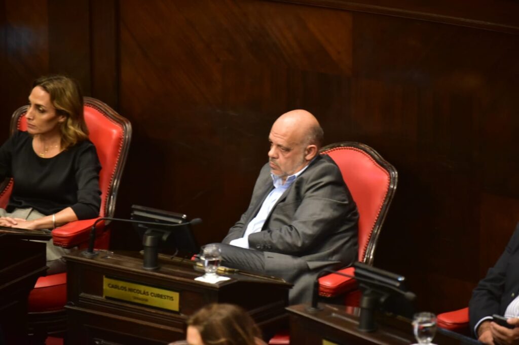 El senador Carlos Curestis cruzó a Macri por haber tildado de "vendidos" a los intendentes libertarios exPRO.