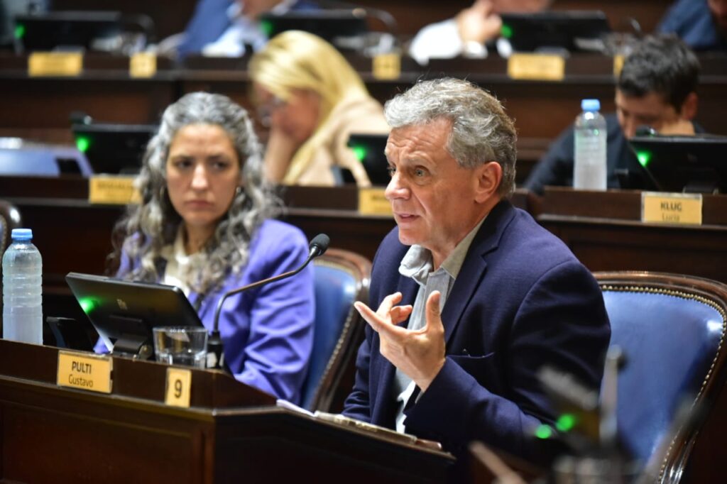 El diputado bonaerense, Gustavo Pulti, repudió el Decreto 273/2025, que elimina el CIBU y habilita el ingreso sin restricciones.