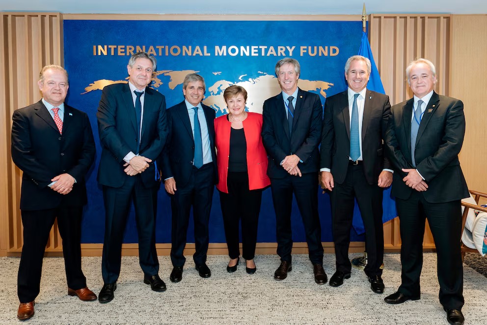 Kristalina Georgieva junto a los integrantes del equipo económico de la Argentina.