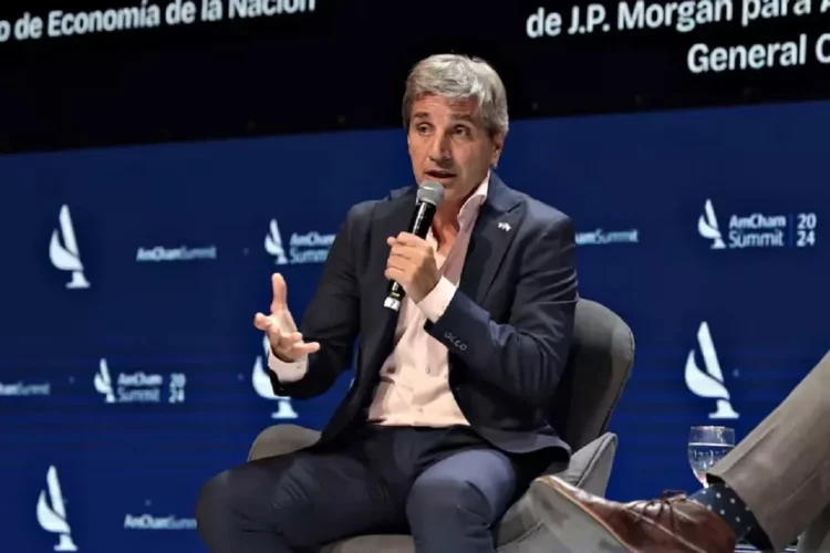 Caputo expuso ante inversores: adelantó detalles de la reforma impositiva en estudio y afirmó que no le preocupa la acumulación de reservas.