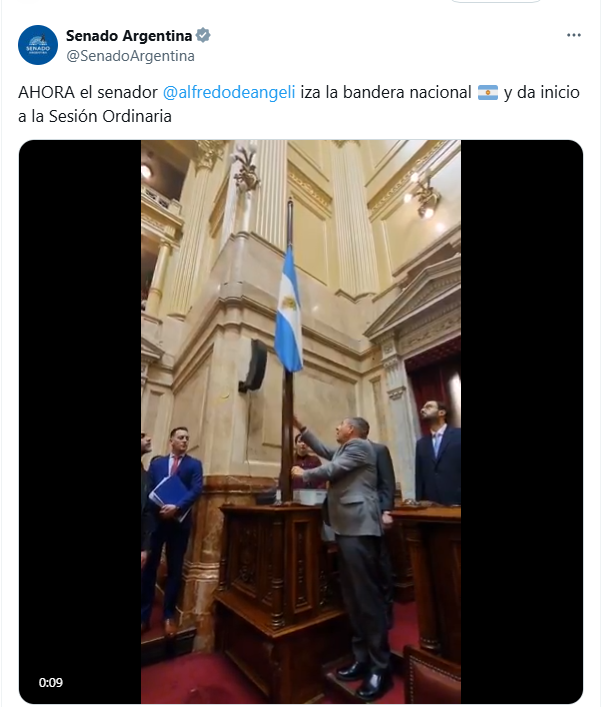 Los senadores izaron la bandera a media asta como señal de duelo por la partida del papa Francisco.