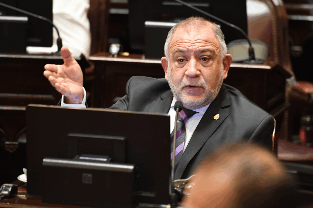 El senador del PRO, Luis Juez, durante la sesión en homenaje al Papa Francisco.