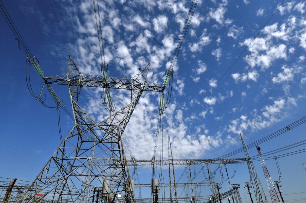 Distribuidoras eléctricas piden al gobierno bonaerense, a cargo de Axel Kicillof, aumentar las tarifas para regular deudas con CAMMESSA.