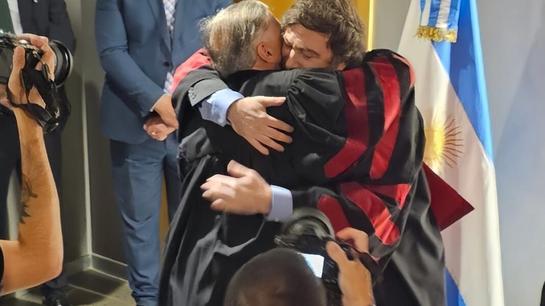 El presidente de la Nación, Javier Milei, optó por mostrarse con dos detractores del papa Francisco antes de viajar para su funeral en Roma.