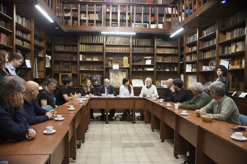 La UNLP y Ambiente firmaron un convenio para reciclar baterías de litio.