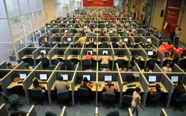 La iniciativa de Puglelli indica que los operadores deben recibir formación continua en resolución de conflictos, atención al cliente y accesibilidad.